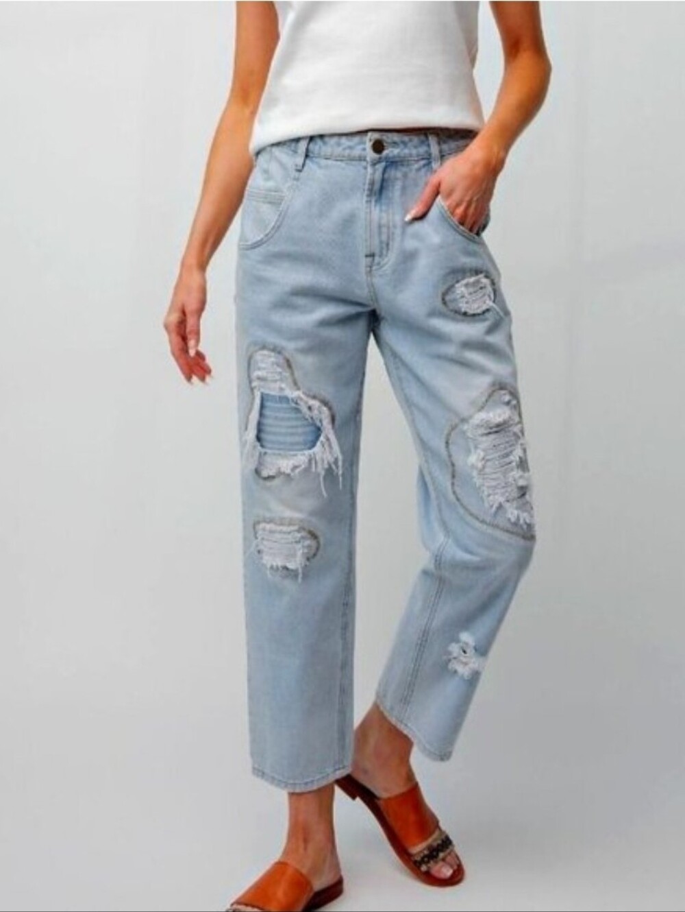 Easel Lightwash Distressed Women’s Jeans